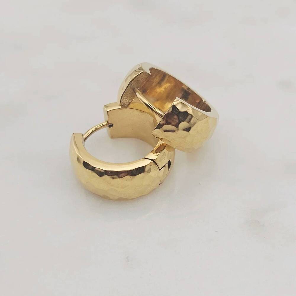 NEW XTRAORDINARY women's hammered huggies earrings in gold